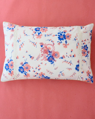EMBROIDERED CUSHION CASE (WITHOUT CUSHION)_Bouquet blue rose print_N30-SS23