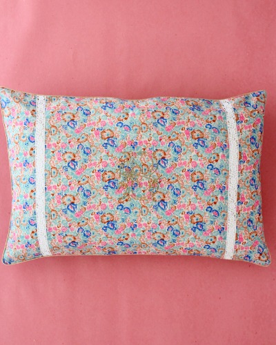 EMBROIDERED CUSHION CASE (WITHOUT CUSHION)_Blue garden print_N13-SS23